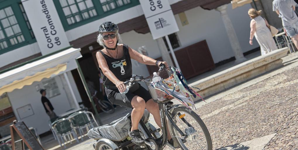 2,000 kilometers by bicycle to claim the performing arts