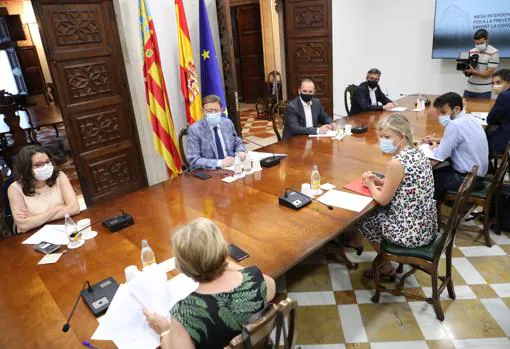 Image of the meeting of the Interdepartmental Table held this Thursday at the Palau de la Generalitat