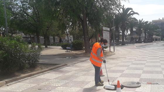 Imagen de una trabajadora recogiendo muestras en las aguas residuales de Paterna