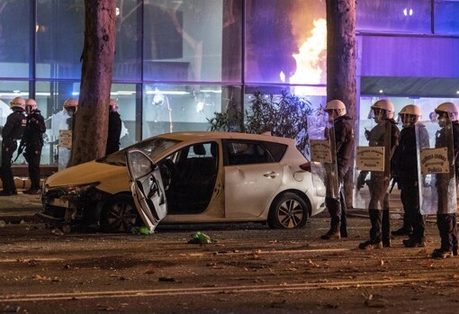 Un coche vandalizado durante los disturbios