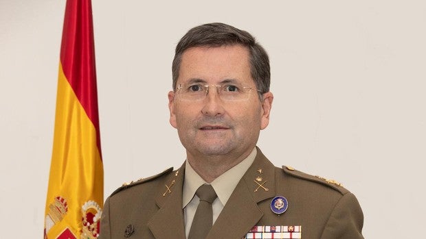 Robles nombra nuevo jefe del Ejército de Tierra al hasta ahora jefe de su  Gabinete, el general Enseñat