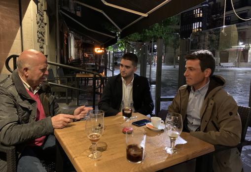 Luciano Galan exconcejal del PP en Orozco , Mikel Iribarren , presidente de nuevas generaciones del PP en Vizcaya y Carlos Garcia concejal del PP en Bilbao