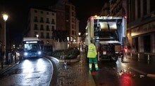 Un camión de la basura, al paso por la calle de Atocha