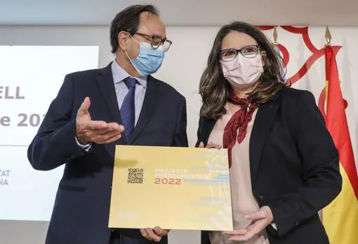 Image of the Minister of Finance, Vicent Soler, and the Vice President of the Generalitat, Mónica Oltra, in the presentation of the Budget project for 2022