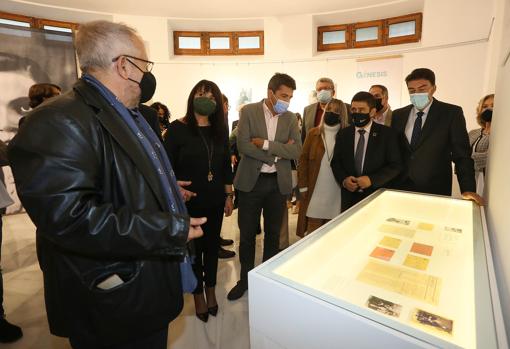 El comisario de la exposición, Juan José Tellez, explicando detalles en la visita a la muestra