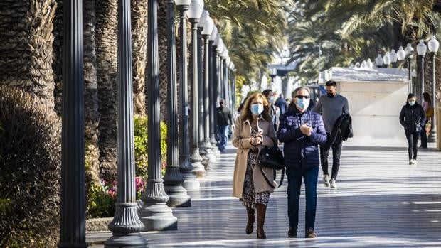 Imagen de archivo de varias personas paseando por Alicante