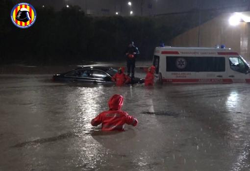 Imagen del rescate de un conductor en la localidad de Paterna (Valencia)