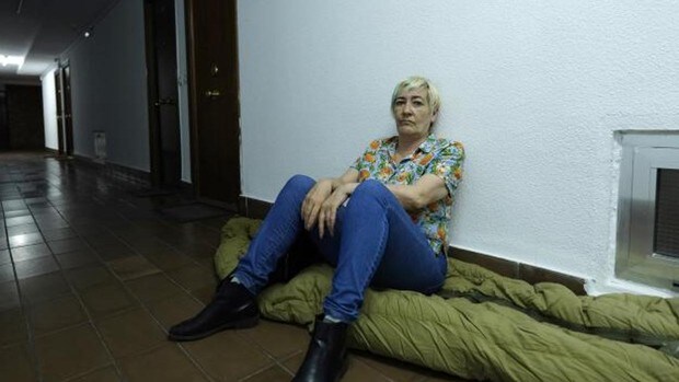 María Luisa Lozano, el jueves pasado, con su saco de dormir en el descansillo de su piso okupado