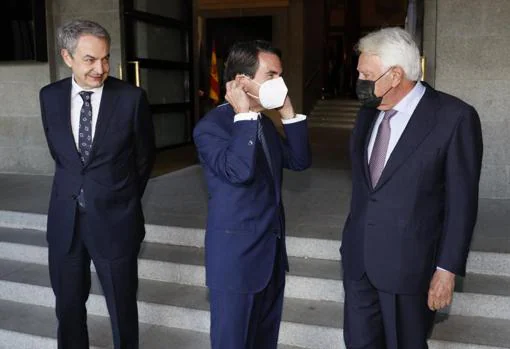 Los expresidentes José Luis Rodríguez Zapatero, José María Aznar y Felipe González en el acto del 40º Aniversario de la adhesión de España a la OTAN