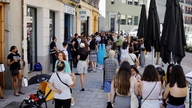 Decepción en la tienda de Shein en Madrid: «Llegamos a las 10 y no nos  dejan entrar hasta las 9 de la noche»