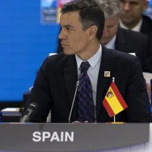 Pedro Sánchez, con la bandera del revés.