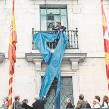 El lazo azul simbolizaba el deseo de que Ortega Lara fuera puesto en libertad. En la imagen, su retirada del Ayuntamiento de Burgos