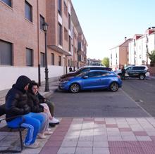 Allegados a la víctima en las inmediaciones del lugar del crimen