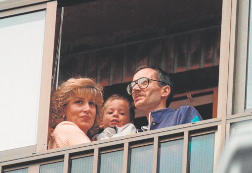 Pocas horas después de llegar a su casa, Ortega Lara salía a saludar a la multitud desde su balcón. Le acompañaba su mujer y su hijo