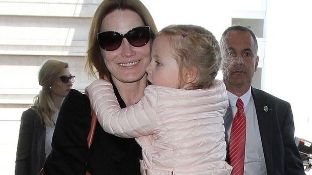 La Madre De Carla Bruni Desvela La Identidad De Su Padre Biologico