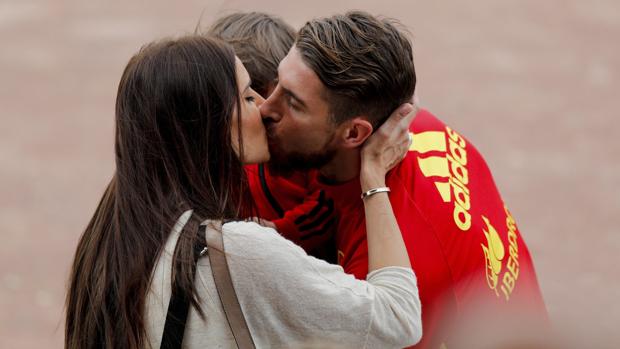 Pilar Rubio besa a Sergio Ramos. Con ellos Sergio Jr., su primogénito
