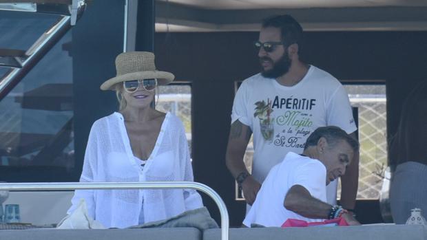 Manuel Segura, Carmen Thyssen y su hijo Borja a bordo del yate de Tita, el «Mata Múa», cerca de Formentera