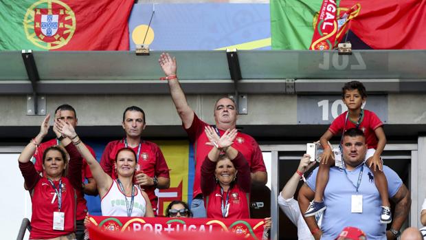 José Andrade y Dolores Aveiro animando en un partido de la selección portuguesa