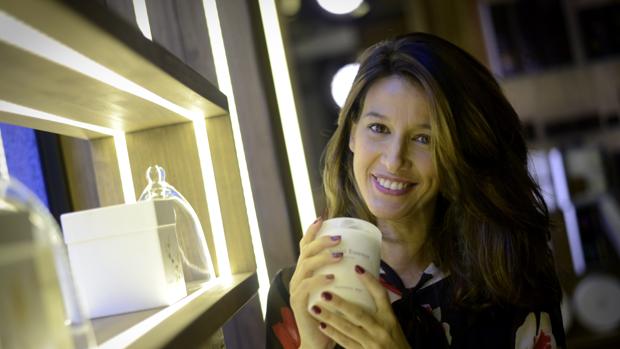 María Jurado posa para ABC, junto a su nueva colección de velas
