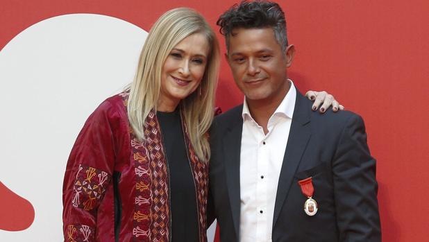 Alejandro Sanz junto a Cristina Cifuentes en la foto que dio origen a la polémica