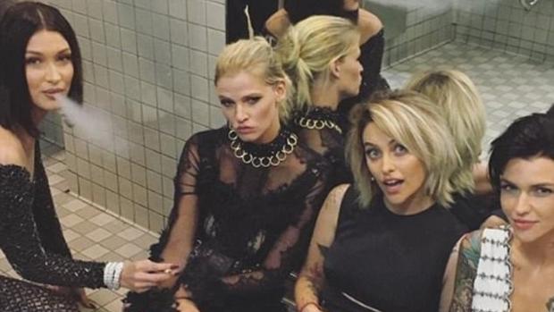 Bella Hadid, Lara Stone, Paris Jackson y Ruby Rose, fumando en el baño