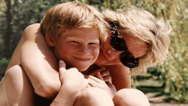 La Princesa Diana con el Príncipe Enrique