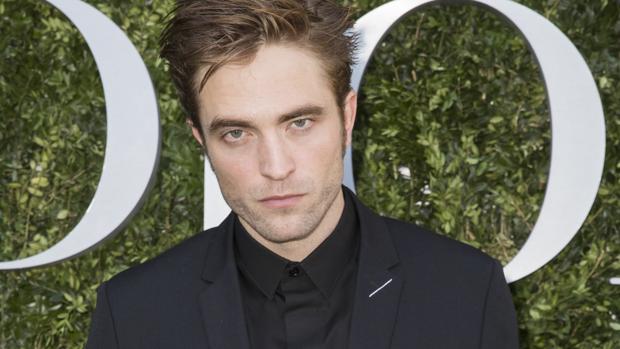 Robert Pattinson en la exposición de DIOR
