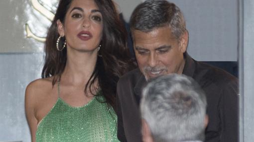 Amal, elegante en su vestido verde