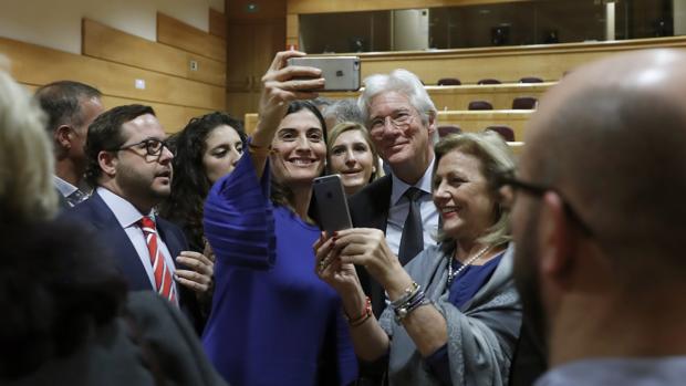 Richard Gere posa sonriente junto a los senadores
