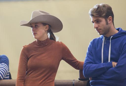 Gina junto a su novio Iain Bethke