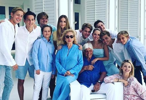 En la foto, aparece el patriarca del adinerado clan norteamericano, Robert Warren Miller, y su esposa en compañía de sus nietos, entre los que se encuentran los cinco hijos de Marie Chantal y Pablo de Grecia.