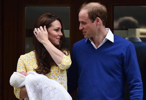Los duques de Cambridge tras el nacimiento de su hija Carlota