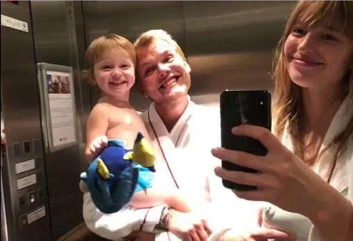 El DJ Avicii junto a su pareja y el hijo de ésta, Lucas