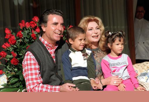 Rocío Jurado y José Ortega Cano con Jose Fernando y Gloria Camila