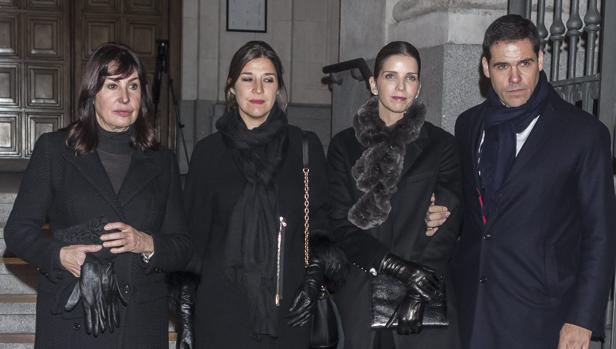 Carmen Martínez-Bordiú con sus hijos, Cynthia y Luis y Margarita Vargas