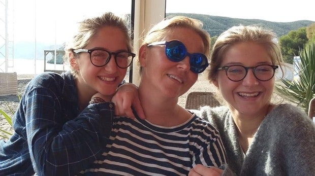 La socia directora de la agencia de comunicación Nota Bene, con sus hijas