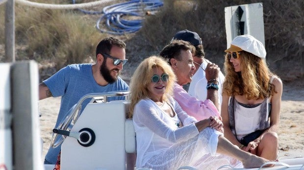 Familia de Borja Thyssen y Blanca CUesta junto a Tita Cervera