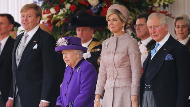 El Rey Guillermo, la Reina Isabel II, Máxima de Holanda y el Príncipe Carlos