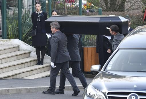 En una ceremonia discreta, y rodeado de sus amigos y colaboradores, Lagerfeld fue incinerado en la tarde del viernes