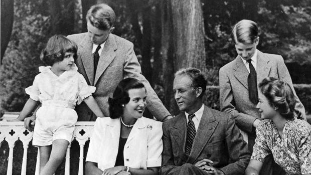 La Princesa Lilian y el Rey Leopoldo III (centro) en 1945, rodeados de cuatro de los seis hijos del monarca belga. De izquierda a derecha, Alberto, Balduino, Alejandro y Josefina-Carlota