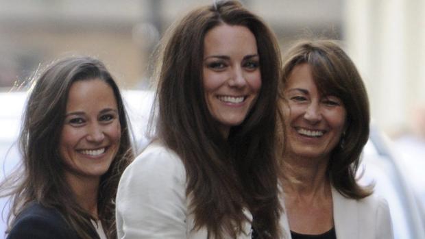 Catalina de Cambridge junto a su madre y su hermana
