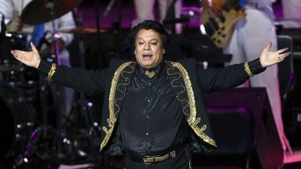 El cantante mexicano Juan Gabriel durante un concierto en el Auditorio Telmex de Guadalajara (México)