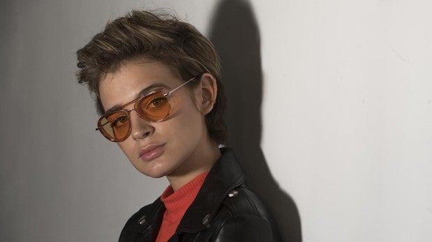 Laura Escanes, durante la entrevista con ABC, lució unas gafas de «Mó, Jellyfish»