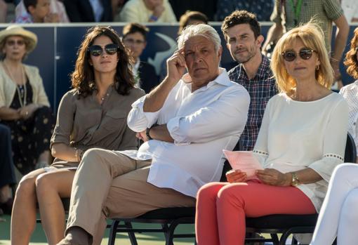 Mary Perelló, junto a los padres de Rafa Nadal