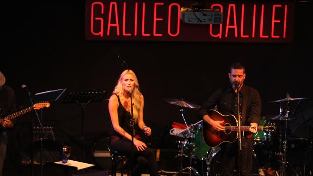 Carolina Cerezuela y el cantautor mallorquín Jaime Anglada, el pasado jueves en la sala Galileo Galilei