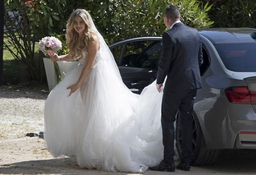 La novia, Jenni Rueda, a su llegada a la Finca.