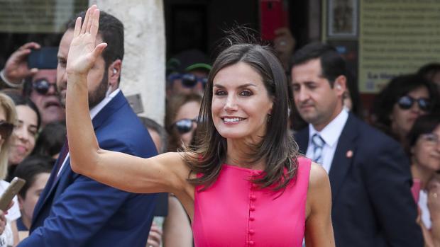 La Reina Letizia salundado a los vecinos de Almagro