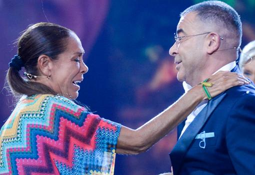 Jorge Javier Vázquez recibe a Isabel Pantoja tras su participación en «Supervivientes»