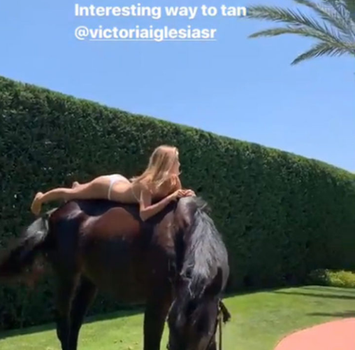 Victoria a lomos de su caballo «Woody»