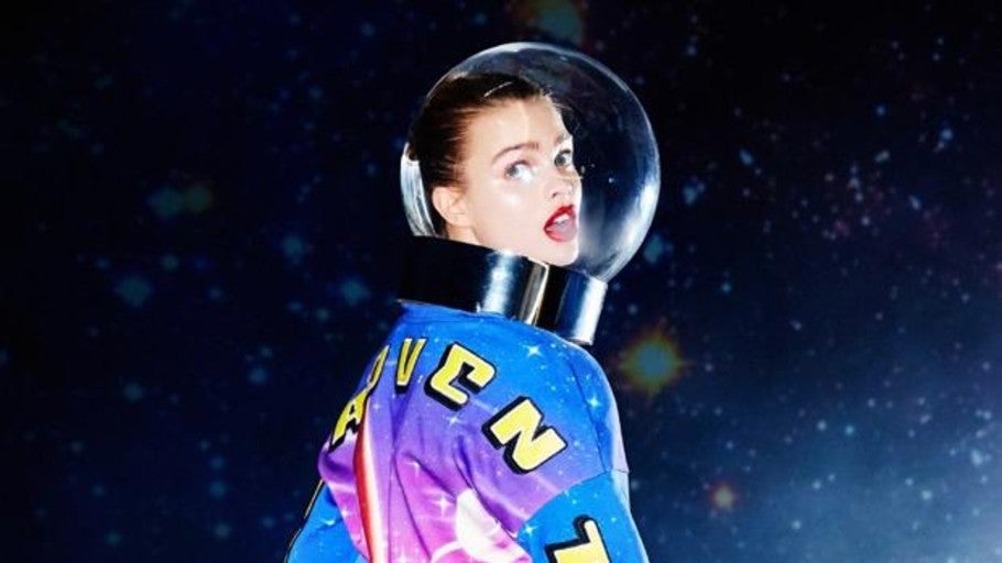 El astronauta aterriza en la pasarela